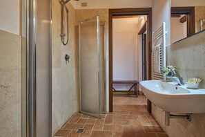 Shower, hair dryer, towels - ‘Agriturismo Bonello Standard’ Room with Pool, Shared Garden, and Wi-Fi (Pienza)