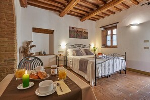 Dining - ‘Agriturismo Bonello Standard’ Room with Pool, Shared Garden, and Wi-Fi (Pienza)