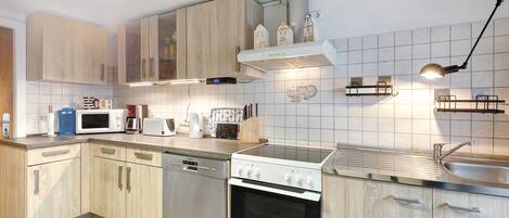 Refrigerador, microondas, horno, placa de cocina