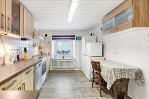 Fridge, microwave, oven, stovetop - Room “3_Double Room with Extra Bed No. 3” with Wi-Fi (Neuenrade)