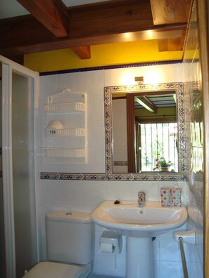 Douche, sèche-cheveux, serviettes fournies