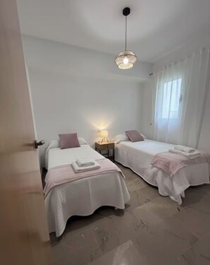 2 chambres, fer et planche à repasser, Wi-Fi, draps fournis