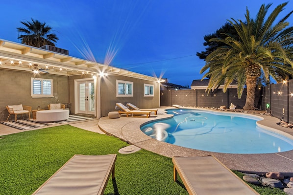 Pool - Scottsdale Sunshine Retreat - Home with Backyard Pool, Loungers, BBQ, Putting Green (Scottsdale)