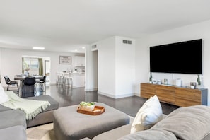 Smart TV - Scottsdale Sunshine Retreat - Home with Backyard Pool, Loungers, BBQ, Putting Green (Scottsdale)