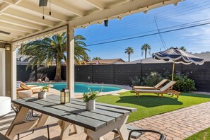 Outdoor dining - Scottsdale Sunshine Retreat - Home with Backyard Pool, Loungers, BBQ, Putting Green (Scottsdale)