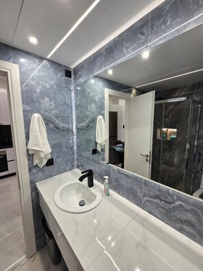 Appartement, 2 chambres, fumeur, balcon | Salle de bain