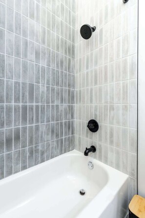 Shower - Old City - Luxury Waterview The Heritage (Philadelphia)
