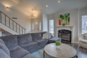 Room - Tulane Modern Richardson Retreat w/ Pool & Indoor Hot Tub! (Richardson)