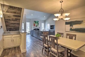 Room - Tulane Modern Richardson Retreat w/ Pool & Indoor Hot Tub! (Richardson)