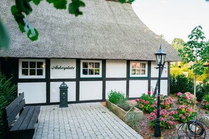 Property grounds - Cottage by the Lake with Garden, Fireplace, Private Terrace & Wi-Fi (Lembruch)