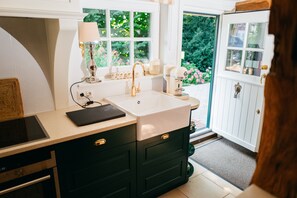 Fridge, microwave, oven, stovetop - Cottage by the Lake with Garden, Fireplace, Private Terrace & Wi-Fi (Lembruch)