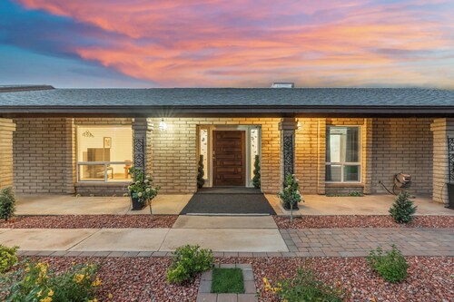 Private Hot Tub & Huge Yard: Phoenix Family Home