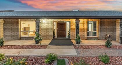 Private Hot Tub & Huge Yard: Phoenix Family Home