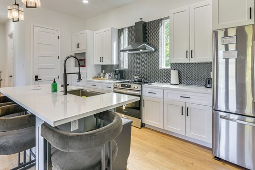 2 Mi to Dtwn Houston: Stylish Retreat w/ Balcony