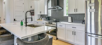 2 Mi to Dtwn Houston: Stylish Retreat w/ Balcony