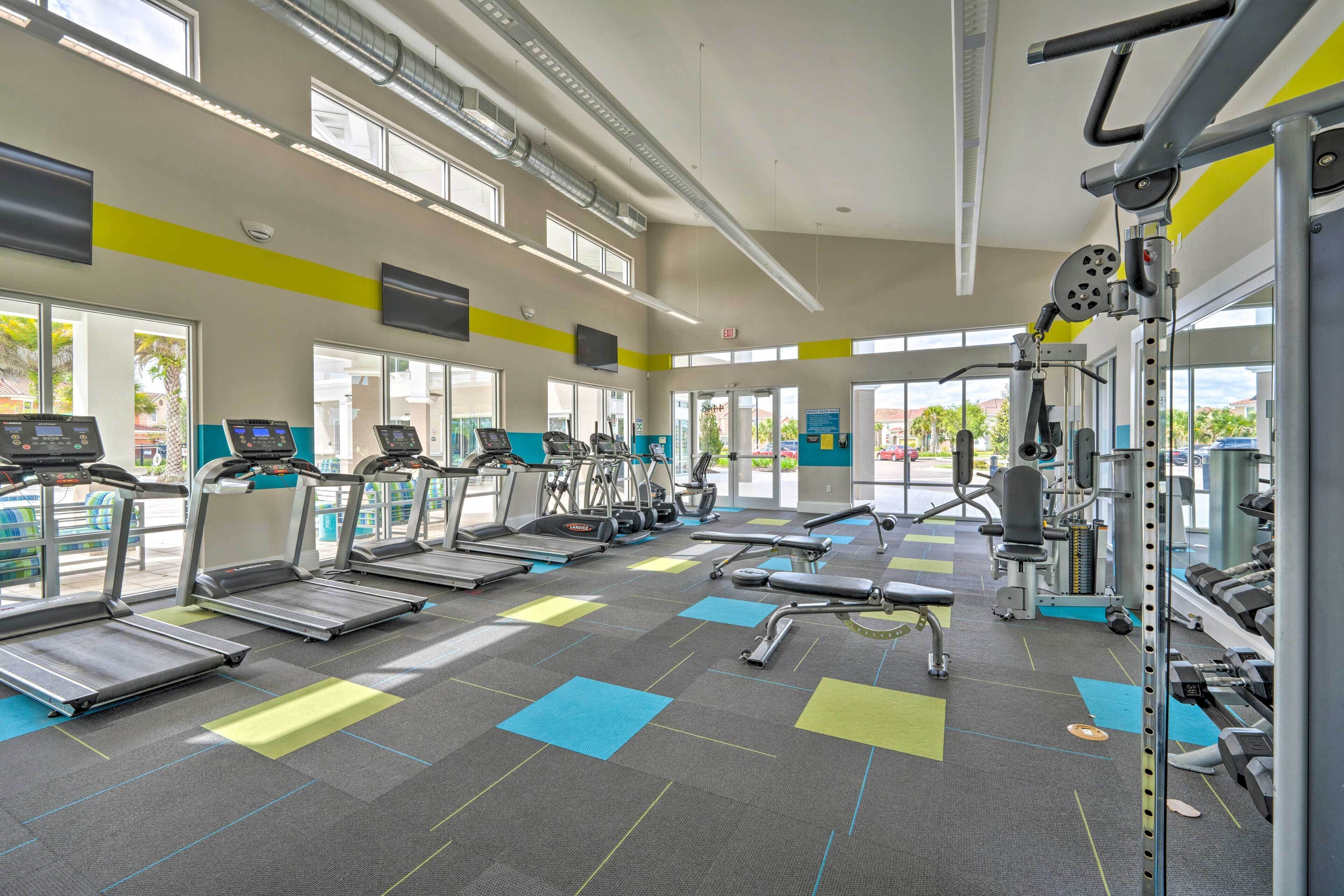 Une salle de sport équipée de tapis de course, d’appareils de musculation et de divers équipements d’exercice.