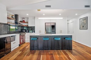 冷蔵庫、電子レンジ、オーブン、コンロ