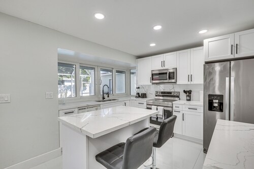 3 Mi to Hard Rock Stadium: Home w/ Fenced-in Yard!