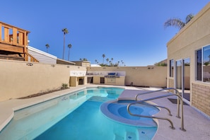 Apartment (3 Bedrooms) | Front of property