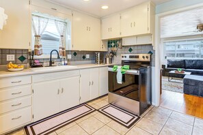 Interior - Walk to Old Town Lafayette! Cozy Couples Escape (Lafayette)