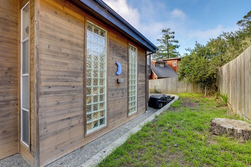 Walk to Trails! Small-town Hideaway in Cambria