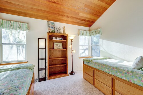 Walk to Trails! Small-town Hideaway in Cambria