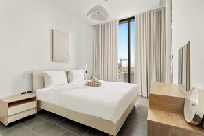 Iron/ironing board, travel cot, WiFi, bed sheets - Brand-New 1BR at The Crest with Pool, Gym & Parking (Dubai)