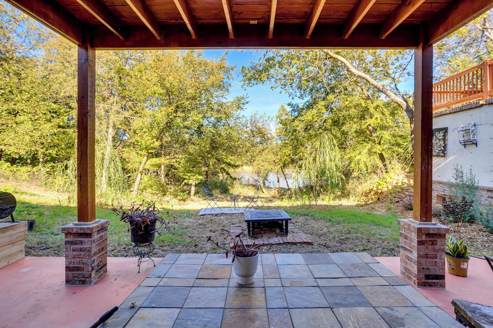 Lakefront Getaway w/ Hot Tub & Yard in Okc! - Bethany, LA