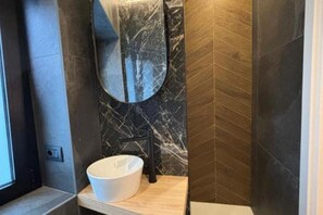 Shower, hair dryer, bidet, towels - Elegant Bike & Moto Haven - Monolocale (Gavardo)