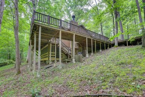 A wooden cabin with a balcony, surrounded by trees. - Lake Access & Hot Tub! Serene Rockbridge Cabin (Amanda)