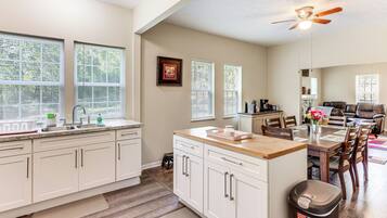 House (4 Bedrooms) | Interior