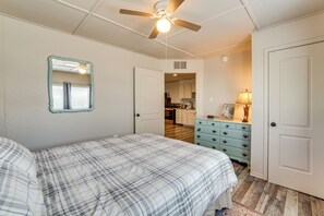 House (1 Bedroom) | Interior - Peaceful East Texas Retreat! Mineola Bungalow (Mineola)