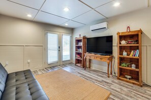 House (1 Bedroom) | Interior - Peaceful East Texas Retreat! Mineola Bungalow (Mineola)