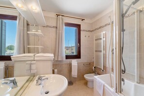 Shower, towels - Fattoria I Canarini – Spacious Apartment in Veneto Countryside (Fossalta di Piave)
