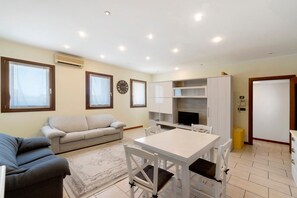 TV - Fattoria I Canarini – Spacious Apartment in Veneto Countryside (Fossalta di Piave)