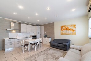 TV - Fattoria I Canarini – Spacious Apartment in Veneto Countryside (Fossalta di Piave)