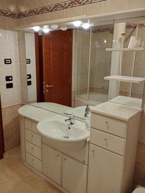 Douche, serviettes fournies