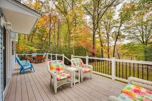Lake Access, Tranquil Acreage: Farnham Cottage