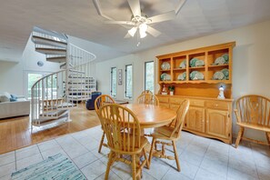 Interior - Lake Access, Tranquil Acreage: Farnham Cottage (Farnham)