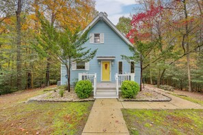 Front of property - Lake Access, Tranquil Acreage: Farnham Cottage (Farnham)