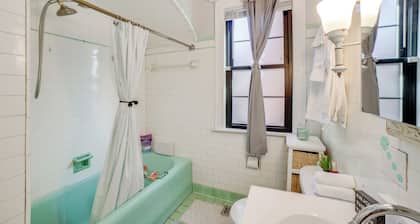 Pet Friendly! Near Casinos & Lake Michigan Beaches