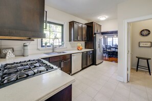 Interior - Near Casinos & Lake Michigan Beaches: Hammond Apt (Hammond)