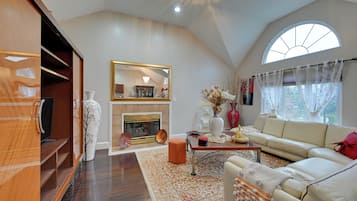 Apartment (2 Bedrooms) | Front of property