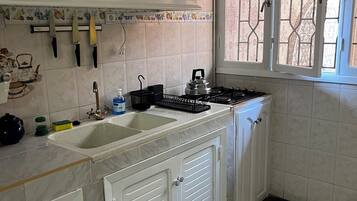 KylskÄp, mikrovÄgsugn, spishÀll och kaffe- och tebryggare