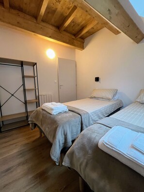 4 bedrooms - MODERN RENOVATED THREE BED DUPLEX APARTMENT - SLEEPS 8 (Le Bourg d'Oisans)