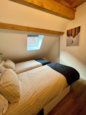 3 bedrooms, internet - MODERN RENOVATED THREE BED DUPLEX APARTMENT - SLEEPS 8 (Le Bourg d'Oisans)