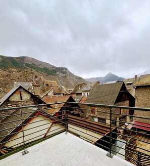 Property grounds - MODERN RENOVATED THREE BED DUPLEX APARTMENT - SLEEPS 8 (Le Bourg d'Oisans)