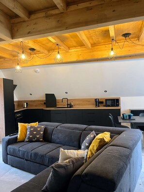 Living area - MODERN RENOVATED THREE BED DUPLEX APARTMENT - SLEEPS 8 (Le Bourg d'Oisans)