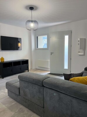 Living area - MODERN RENOVATED TWO BED APARTMENT - SLEEPS 6 (Le Bourg d'Oisans)