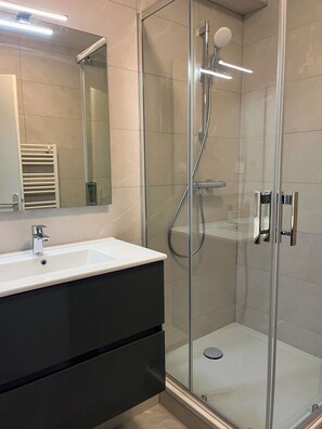 Bathroom - MODERN RENOVATED TWO BED APARTMENT - SLEEPS 6 (Le Bourg d'Oisans)